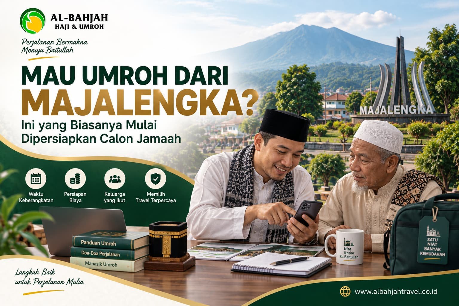 Calon jamaah pria dari Majalengka mempersiapkan rencana perjalanan Umroh bersama keluarga